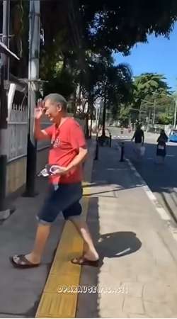 8 Potret Konglomerat Jusuf Hamka Kepergok Makan di Warteg, Gaya Pakaiannya Jadi Sorotan!