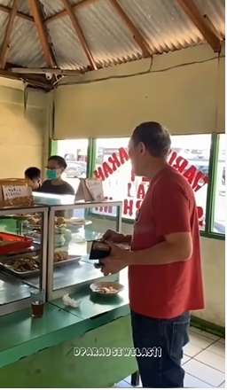 8 Potret Konglomerat Jusuf Hamka Kepergok Makan di Warteg, Gaya Pakaiannya Jadi Sorotan!