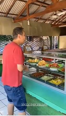 8 Potret Konglomerat Jusuf Hamka Kepergok Makan di Warteg, Gaya Pakaiannya Jadi Sorotan!