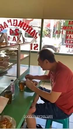 8 Potret Konglomerat Jusuf Hamka Kepergok Makan di Warteg, Gaya Pakaiannya Jadi Sorotan!