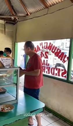 8 Potret Konglomerat Jusuf Hamka Kepergok Makan di Warteg, Gaya Pakaiannya Jadi Sorotan!
