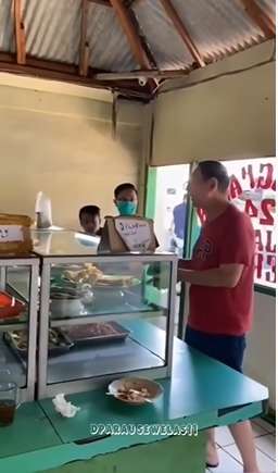 8 Potret Konglomerat Jusuf Hamka Kepergok Makan di Warteg, Gaya Pakaiannya Jadi Sorotan!