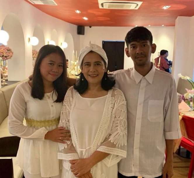 8 Potret Kedekatan Lydia Kandou dan Marisa, Menantu Cantik yang Jarang Tersorot!