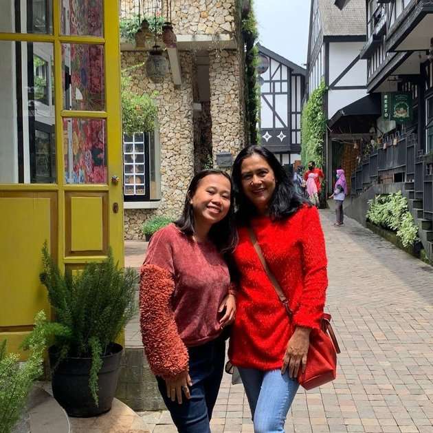8 Potret Kedekatan Lydia Kandou dan Marisa, Menantu Cantik yang Jarang Tersorot!