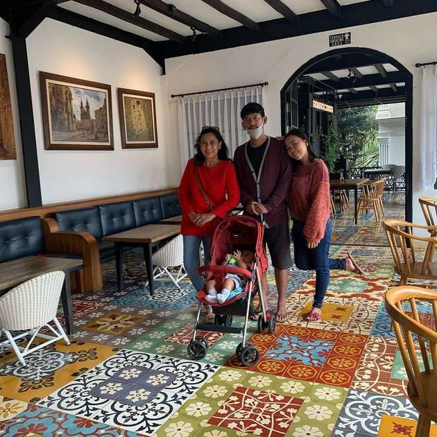 8 Potret Kedekatan Lydia Kandou dan Marisa, Menantu Cantik yang Jarang Tersorot!