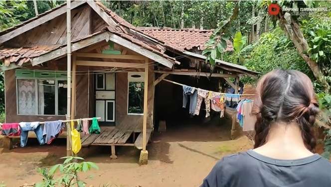9 Potret Gadis Desa Keturunan Inggris Tinggal di Rumah Panggung, Cantiknya Bak Bidadari!