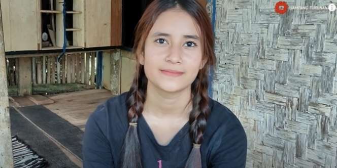 9 Potret Gadis Desa Keturunan Inggris Tinggal di Rumah Panggung, Cantiknya Bak Bidadari!