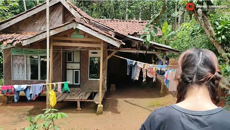 9 Potret Gadis Desa Keturunan Inggris Tinggal di Rumah Panggung, Cantiknya Bak Bidadari!