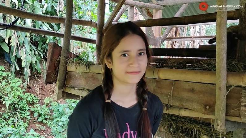 9 Potret Gadis Desa Keturunan Inggris Tinggal di Rumah Panggung, Cantiknya Bak Bidadari!