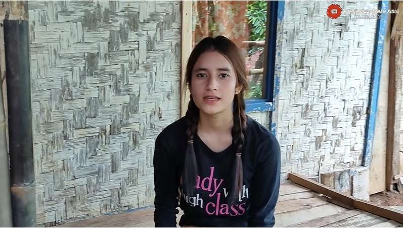9 Potret Gadis Desa Keturunan Inggris Tinggal di Rumah Panggung, Cantiknya Bak Bidadari!