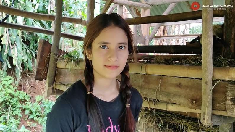 9 Potret Gadis Desa Keturunan Inggris Tinggal di Rumah Panggung, Cantiknya Bak Bidadari!