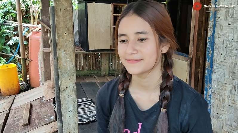 9 Potret Gadis Desa Keturunan Inggris Tinggal di Rumah Panggung, Cantiknya Bak Bidadari!