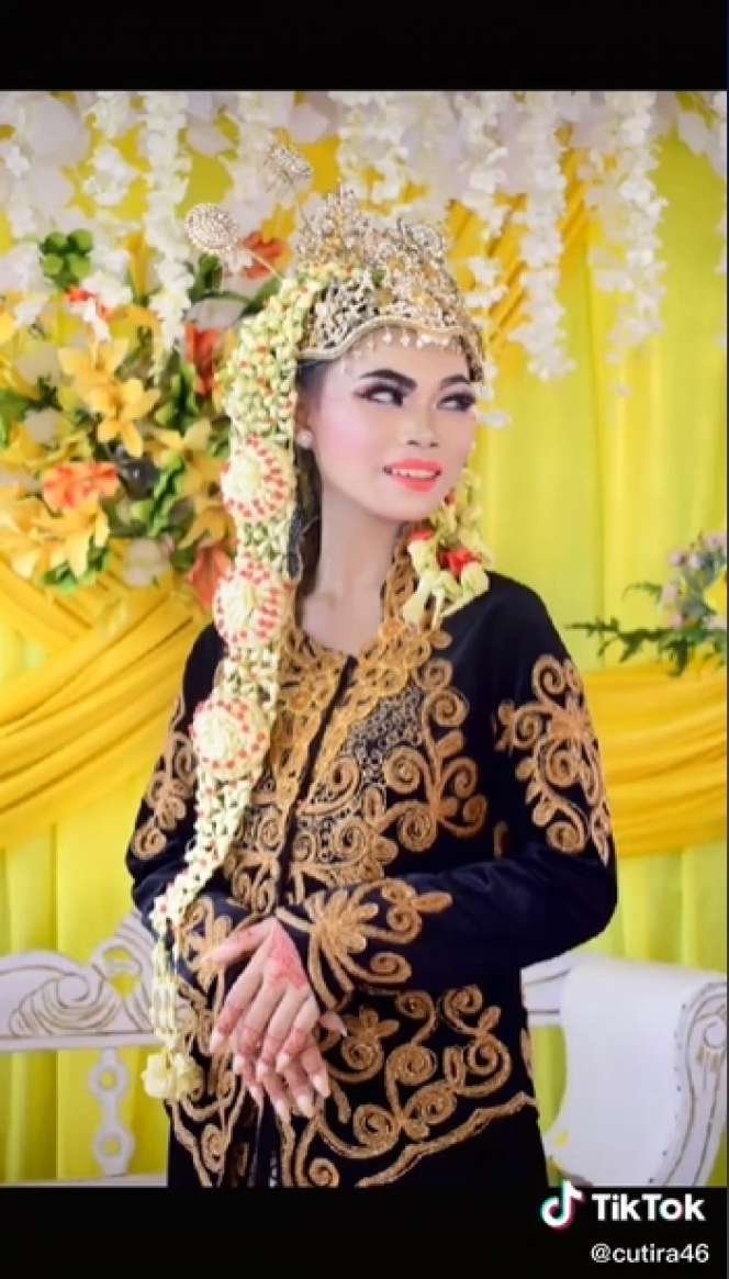 9 Potret Pengantin Pamer Riasan MUA Pilihan Ibu Angkat, Hasilnya Bikin ‘Ngebatin’, Pakai Baju Adat Jawa Tapi Siger Sunda