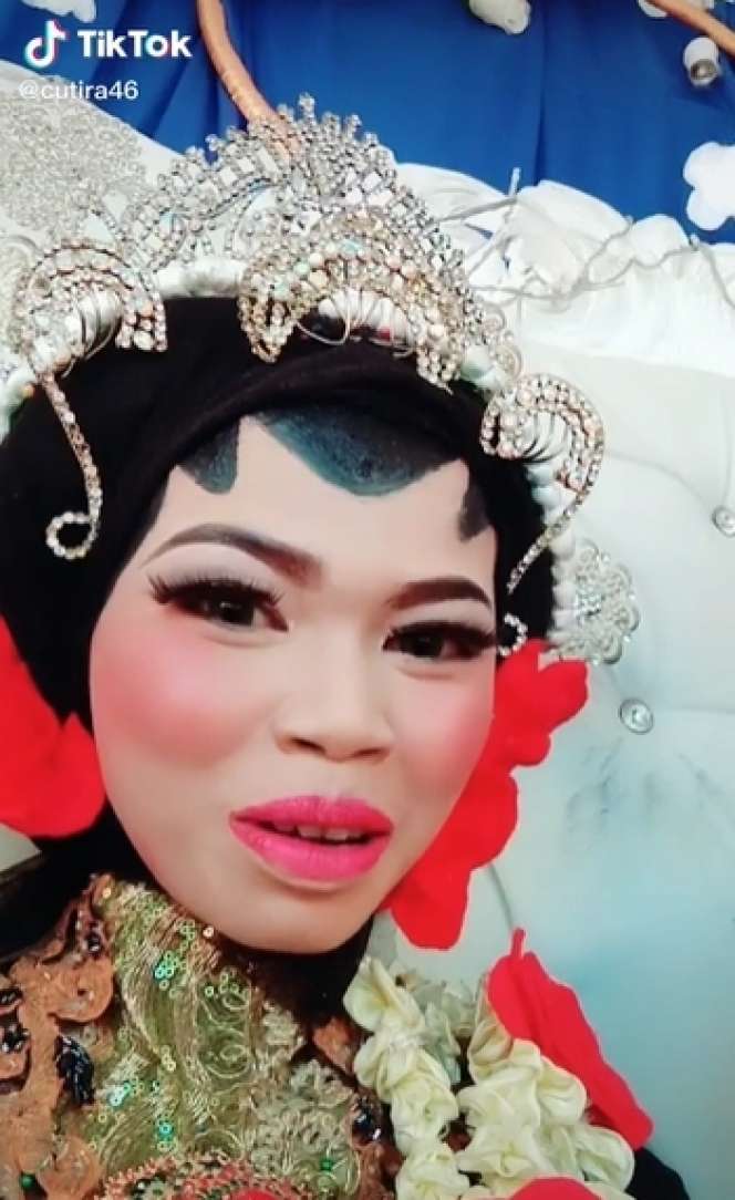 9 Potret Pengantin Pamer Riasan MUA Pilihan Ibu Angkat, Hasilnya Bikin ‘Ngebatin’, Pakai Baju Adat Jawa Tapi Siger Sunda