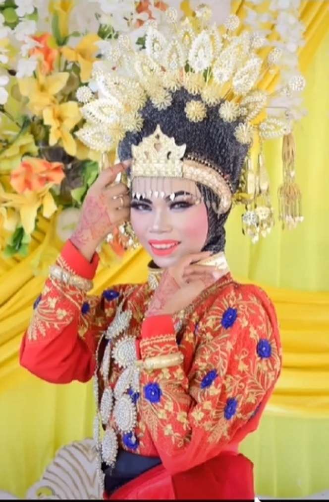 9 Potret Pengantin Pamer Riasan MUA Pilihan Ibu Angkat, Hasilnya Bikin ‘Ngebatin’, Pakai Baju Adat Jawa Tapi Siger Sunda
