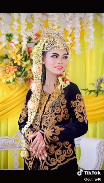 9 Potret Pengantin Pamer Riasan MUA Pilihan Ibu Angkat, Hasilnya Bikin ‘Ngebatin’, Pakai Baju Adat Jawa Tapi Siger Sunda
