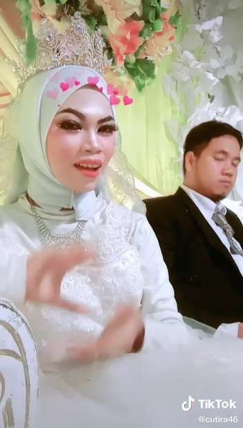 9 Potret Pengantin Pamer Riasan MUA Pilihan Ibu Angkat, Hasilnya Bikin ‘Ngebatin’, Pakai Baju Adat Jawa Tapi Siger Sunda
