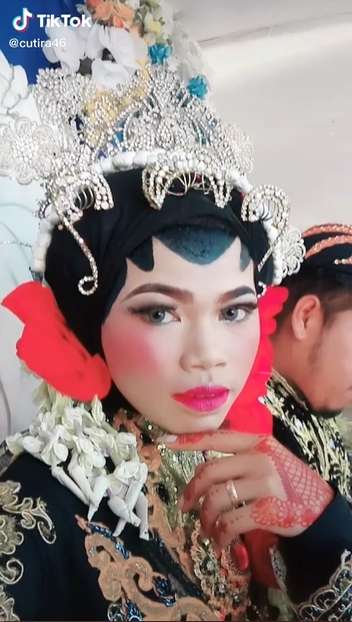 9 Potret Pengantin Pamer Riasan MUA Pilihan Ibu Angkat, Hasilnya Bikin ‘Ngebatin’, Pakai Baju Adat Jawa Tapi Siger Sunda