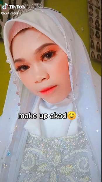 9 Potret Pengantin Pamer Riasan MUA Pilihan Ibu Angkat, Hasilnya Bikin ‘Ngebatin’, Pakai Baju Adat Jawa Tapi Siger Sunda