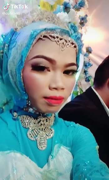 9 Potret Pengantin Pamer Riasan MUA Pilihan Ibu Angkat, Hasilnya Bikin ‘Ngebatin’, Pakai Baju Adat Jawa Tapi Siger Sunda