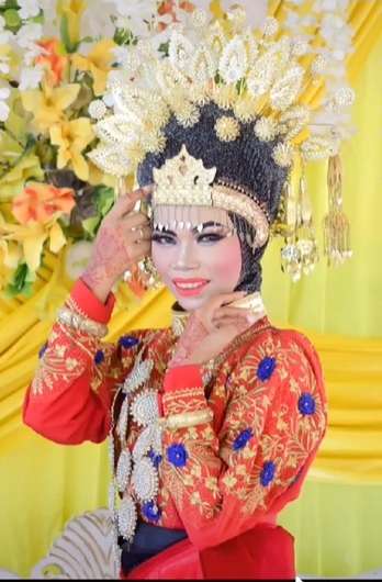9 Potret Pengantin Pamer Riasan MUA Pilihan Ibu Angkat, Hasilnya Bikin ‘Ngebatin’, Pakai Baju Adat Jawa Tapi Siger Sunda