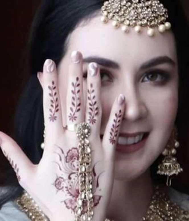 Jadi Istri Pejabat, 7 Potret Arumi Bachsin Fashion Show Pakai Baju India, Cantiknya Kebangetan!