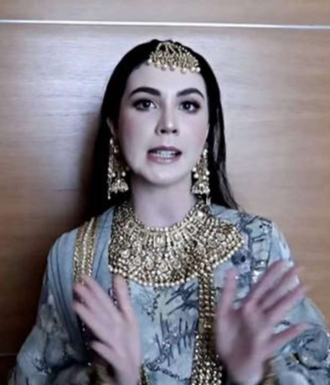 Jadi Istri Pejabat, 7 Potret Arumi Bachsin Fashion Show Pakai Baju India, Cantiknya Kebangetan!