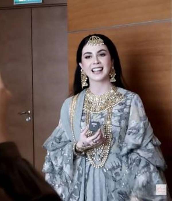 Jadi Istri Pejabat, 7 Potret Arumi Bachsin Fashion Show Pakai Baju India, Cantiknya Kebangetan!
