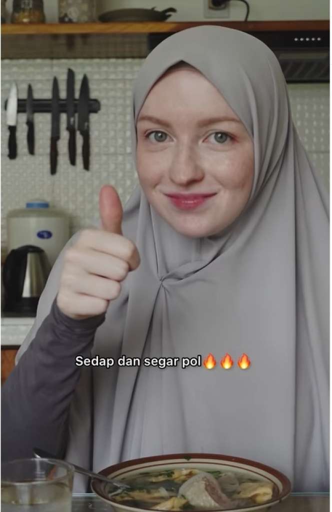 8 Potret Bule Cantik Istri WNI Makan Bakso Campur Petai, Paras Bak Barbie Jadi Sorotan!
