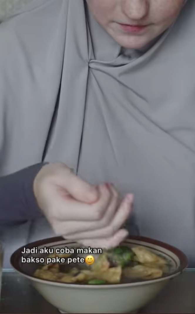 8 Potret Bule Cantik Istri WNI Makan Bakso Campur Petai, Paras Bak Barbie Jadi Sorotan!