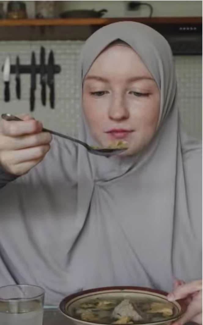 8 Potret Bule Cantik Istri WNI Makan Bakso Campur Petai, Paras Bak Barbie Jadi Sorotan!