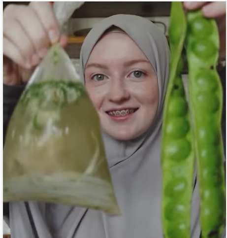 8 Potret Bule Cantik Istri WNI Makan Bakso Campur Petai, Paras Bak Barbie Jadi Sorotan!