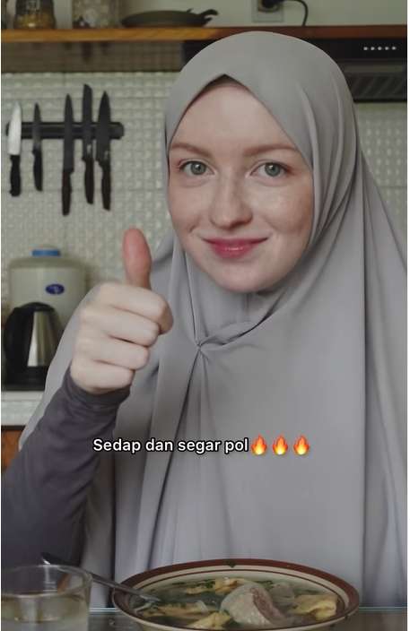 8 Potret Bule Cantik Istri WNI Makan Bakso Campur Petai, Paras Bak Barbie Jadi Sorotan!