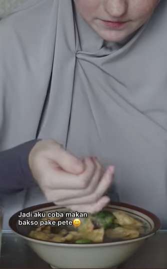 8 Potret Bule Cantik Istri WNI Makan Bakso Campur Petai, Paras Bak Barbie Jadi Sorotan!