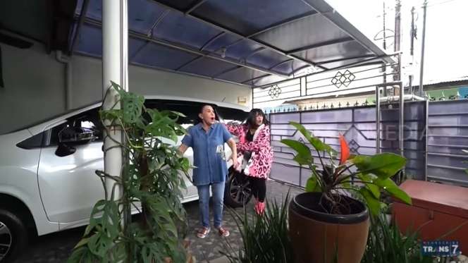 12 Potret Kondisi Rumah Mpok Atiek yang Jarang Tersorot, Dibeli Seharga Rp58 Juta, Ada di Gang Sempit
