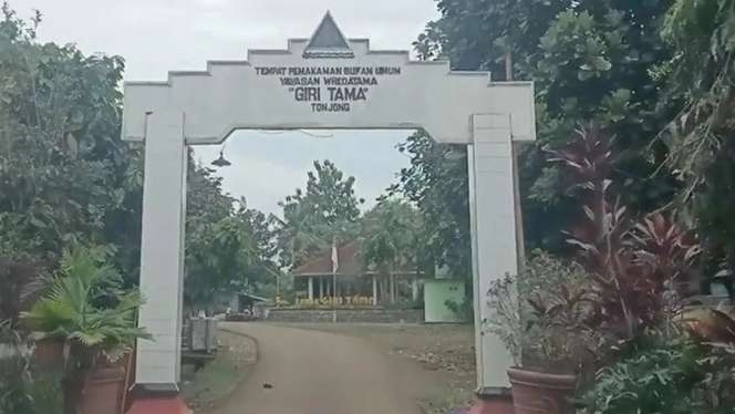 8 Potret Makam Kasino Warkop DKI Setelah 24 Tahun Meninggal, Kondisinya Bikin Syok