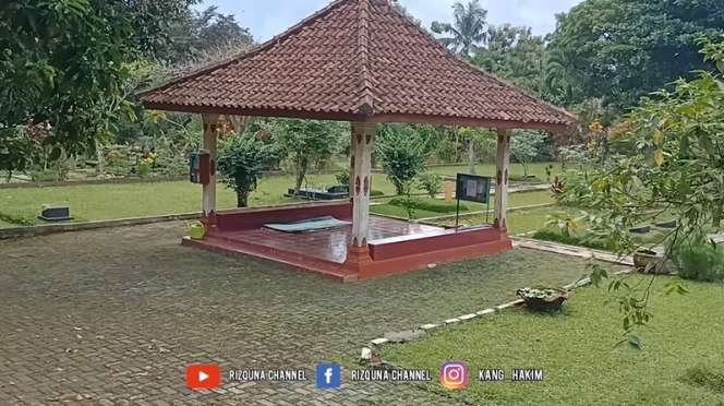 8 Potret Makam Kasino Warkop DKI Setelah 24 Tahun Meninggal, Kondisinya Bikin Syok
