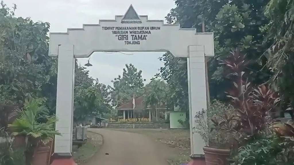 8 Potret Makam Kasino Warkop DKI Setelah 24 Tahun Meninggal, Kondisinya Bikin Syok