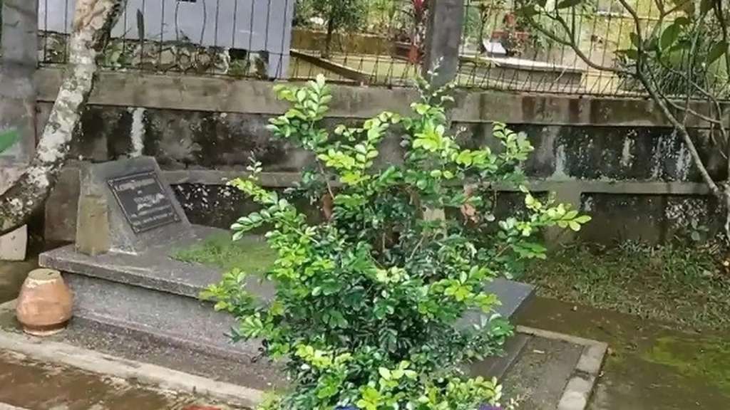 8 Potret Makam Kasino Warkop DKI Setelah 24 Tahun Meninggal, Kondisinya Bikin Syok