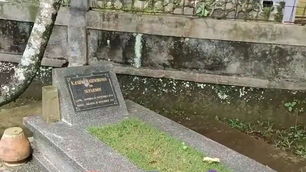 8 Potret Makam Kasino Warkop DKI Setelah 24 Tahun Meninggal, Kondisinya Bikin Syok