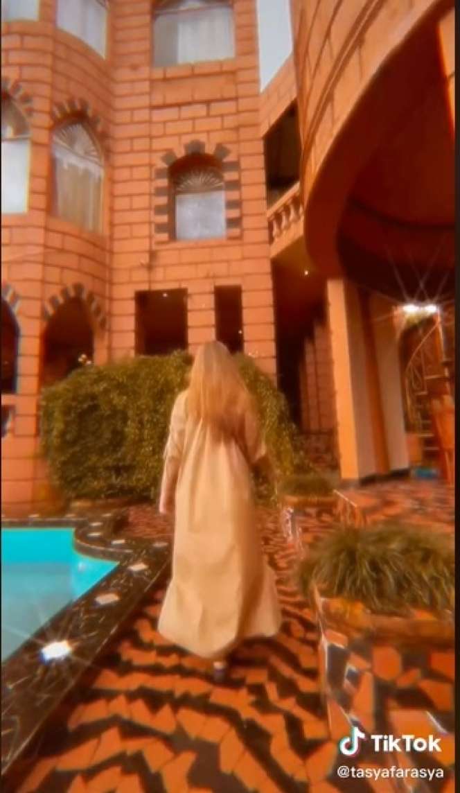 9 Potret Rumah Ibu Tasya Farasya, Megahnya Bak Istana Disney!