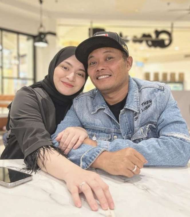 Potret Terbaru 7 Pemain Sitkom ‘Awas Ada Sule’ Bareng Pasangan, Manglingi Banget!
