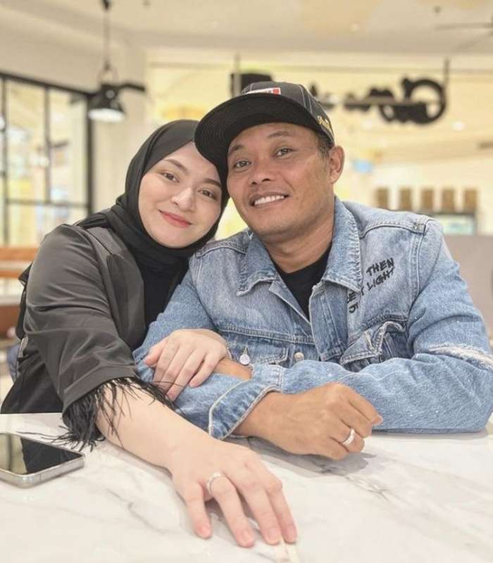 Potret Terbaru 7 Pemain Sitkom ‘Awas Ada Sule’ Bareng Pasangan, Manglingi Banget!