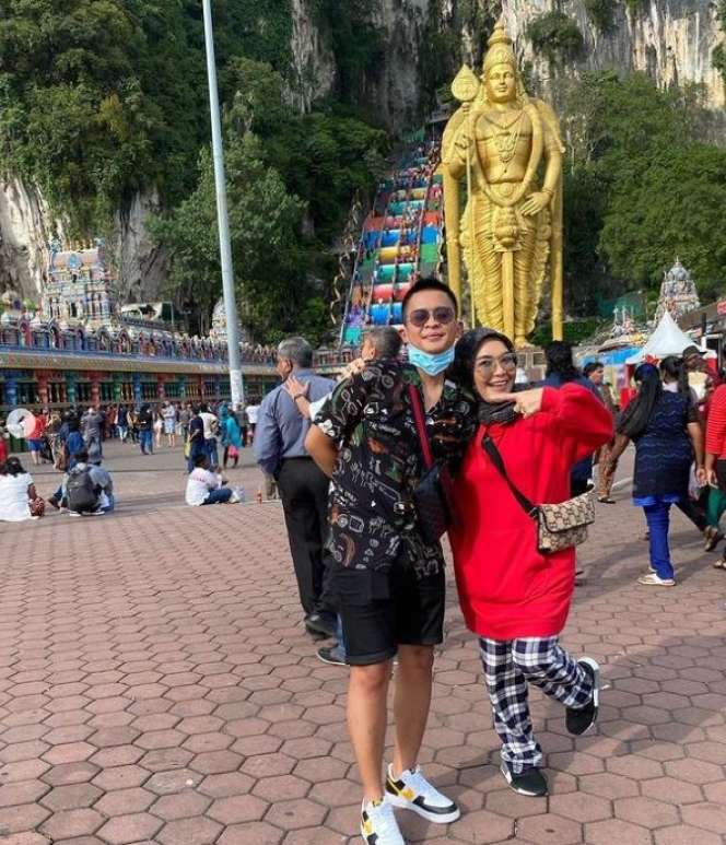 9 Potret Umi Kalsum Saat Liburan ke Berbagai Negara, Penampilannya Jadi Sorotan!