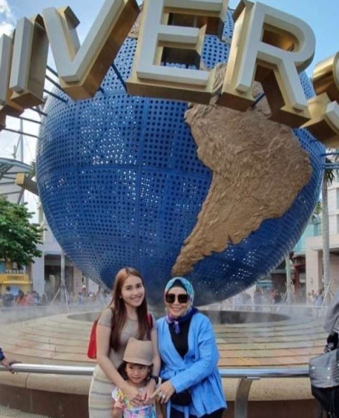 9 Potret Umi Kalsum Saat Liburan ke Berbagai Negara, Penampilannya Jadi Sorotan!