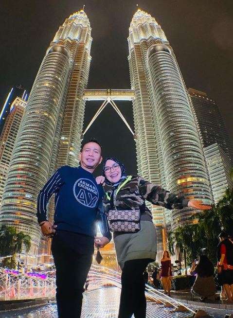 9 Potret Umi Kalsum Saat Liburan ke Berbagai Negara, Penampilannya Jadi Sorotan!