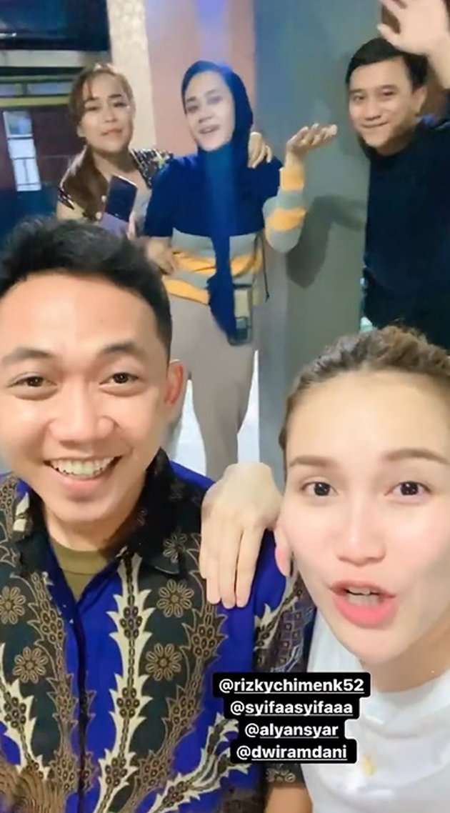6 Potret Ayu Ting Ting Hadiri Acara Tunangan Sepupu, Parasnya Curi Perhatian!