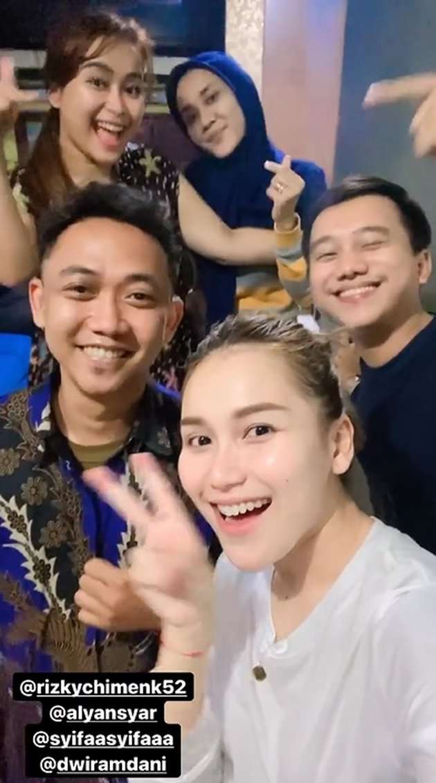6 Potret Ayu Ting Ting Hadiri Acara Tunangan Sepupu, Parasnya Curi Perhatian!