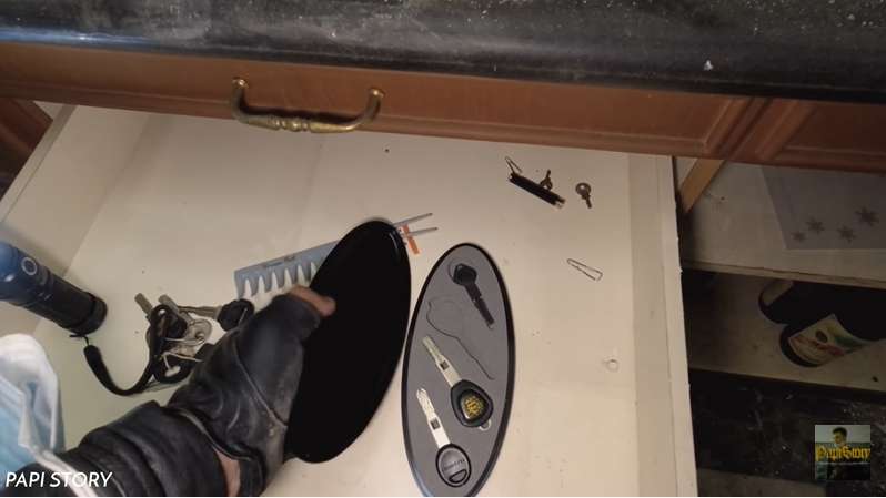 10 Potret Rumah Mewah Terbengkalai Milik Konglomerat yang Buron, Ada Kunci Mobil Presiden!