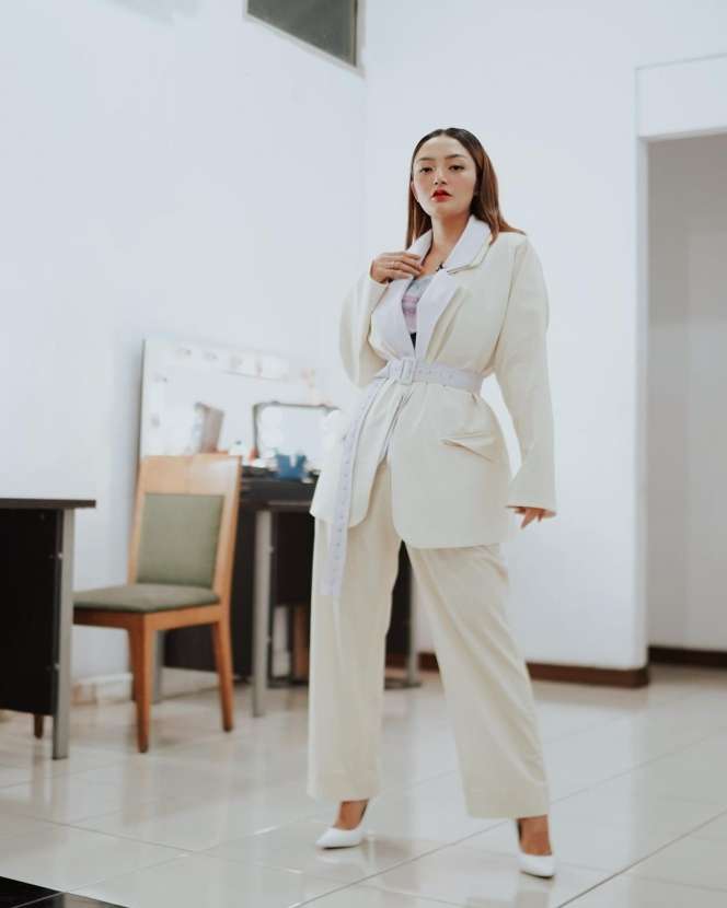 Selain Menyanyi, Sederet Pedangdut Cantik Ini Punya Profesi Berbeda, Satu Diantaranya Jadi Kepala Desa